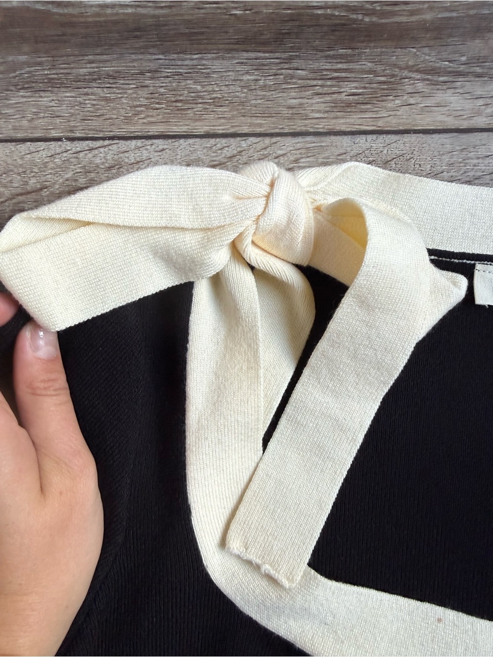 Black & Cream Bow-Shoulder Sweater - Entro - Picture 2 of 5